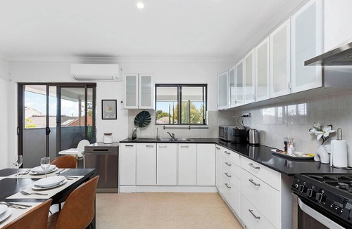 Carlisle House | 4BR Carlisle Stay Near Airport & Stadium Sleeps 8