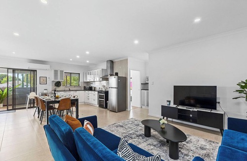 Carlisle House | 4BR Carlisle Stay Near Airport & Stadium Sleeps 8