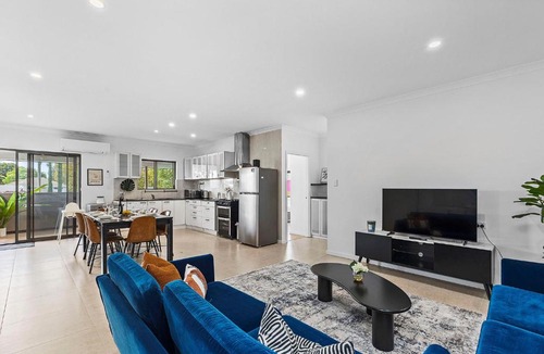 Carlisle House | 4BR Carlisle Stay Near Airport & Stadium Sleeps 8