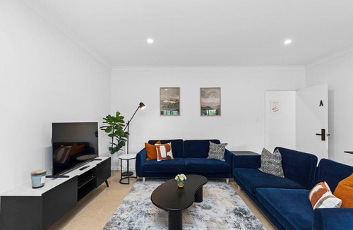 Carlisle House | 4BR Carlisle Stay Near Airport & Stadium Sleeps 8