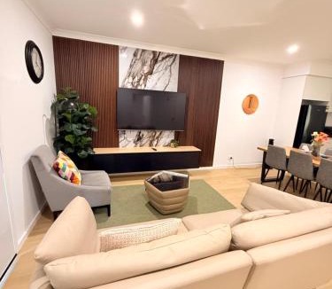 Gillieston Heights House | 4BR Family Escape - Exotic Lake view and Kangaroos