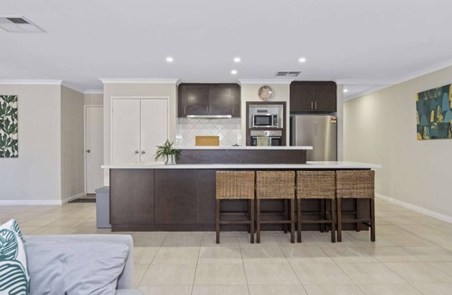 Halls Head House | 4BR Family Retreat with Outdoor Spa and Free WiFi