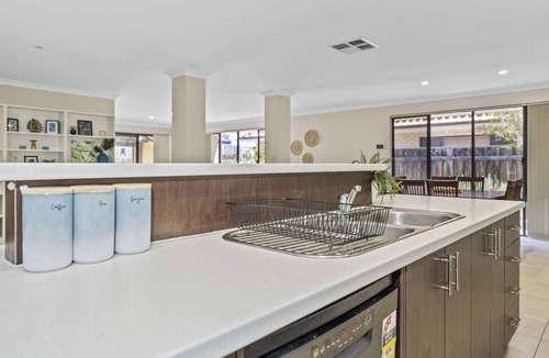 Halls Head House | 4BR Family Retreat with Outdoor Spa and Free WiFi