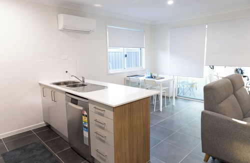 Armidale Villa | 4BR Home w/Outdoor Dining, BBQ & Movie Room