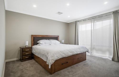 Byford House | 4BR Retreat with BBQ & Sleeps 8plus