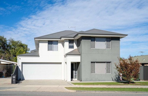 Rockingham House | 4BR Walk to the Beach Family Retreat