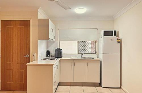 Moranbah Apartment | 5 37 St Francis Dr Neat 1BR AC Parking