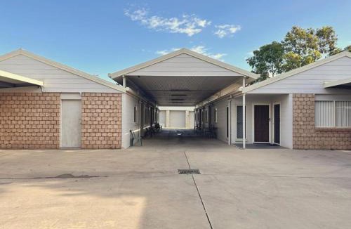Moranbah Apartment | 5 37 St Francis Dr Neat 1BR AC Parking