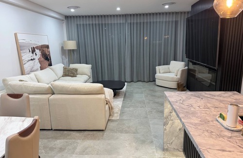 Georges Hall House | 5 bedroom, 3 bathroom duplex double story