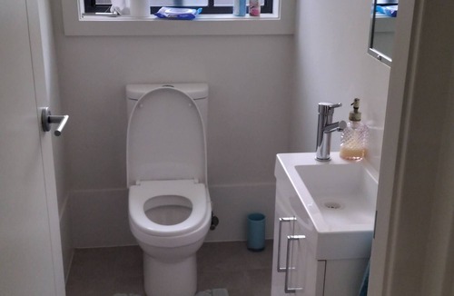 Teralba Bed & Breakfast | 5 mins to Lake Macquarie, 30 to Hunter Wineries