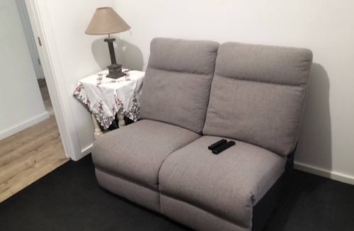 Teralba Bed & Breakfast | 5 mins to Lake Macquarie, 30 to Hunter Wineries