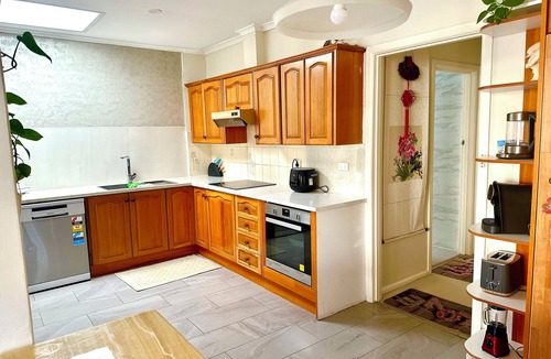 Glen Waverley Bed & Breakfast | 5 mins to largest park, 2 mins to highway & mall. Quality home, pet-friendly.