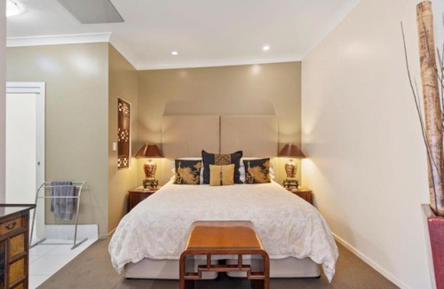 Warwick Hotel | 53 on Victoria