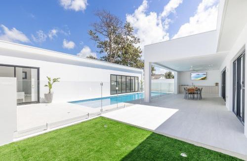 Shoal Bay House | 57 Tomaree Road Complex - House and Cabana with Pool, Linen, Air-con, Wi-fi, Boat Parking