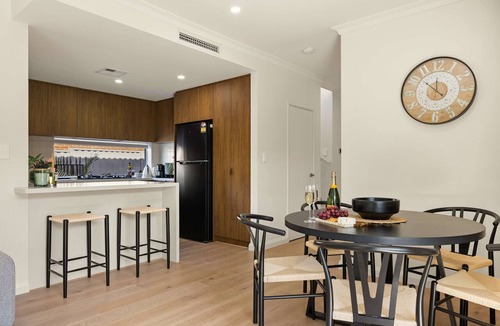 Doubleview House | 5BR Family Home Mins to Scarborough Beach