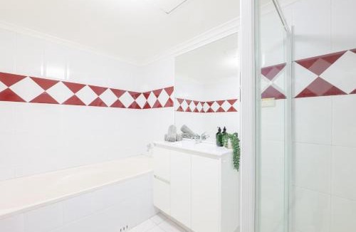 Surry Hills Apartment | 5mins Walk to Central 2 Bedroom Parking Pool