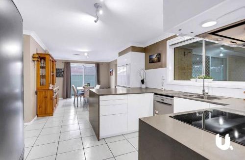 Glenmore Park Villa | 6 Bedroom Pool House Sleeps 15 Blue Mountains Penrith Group Accommodation
