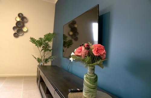 Point Cook House | 6 Bedrooms & 4 Bathrooms Big House for Big Group