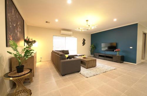 Point Cook House | 6 Bedrooms & 4 Bathrooms Big House for Big Group
