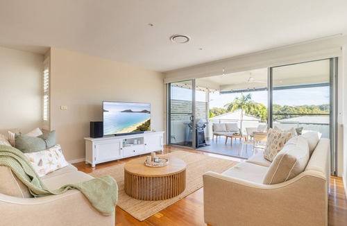 Corlette House | 68 Saratoga Ave - Ducted Air con, Wi-Fi, Small Boat Parking