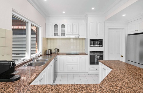 Lower Mitcham House | 6BR Lower Mitcham home, pool, cinema, near CBD