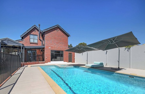 Lower Mitcham House | 6BR Lower Mitcham home, pool, cinema, near CBD