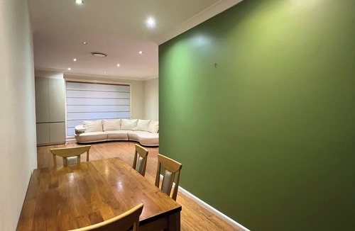 Beecroft House | 7 mins walking to Bus Station, 5 mins driving to epping train station