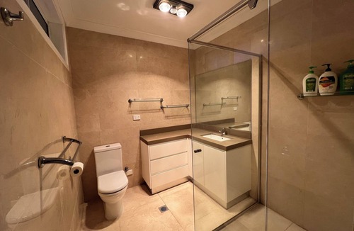Beecroft House | 7 mins walking to Bus Station, 5 mins driving to epping train station