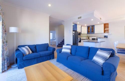 Wannanup House | 7 Steps to Beach Seaside Serenity 4BR with 2 Car Bays