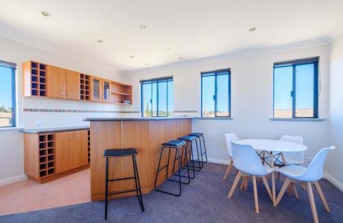 Wannanup House | 7 Steps to Beach Seaside Serenity 4BR with 2 Car Bays