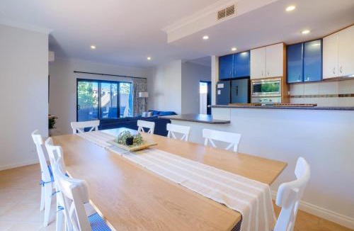 Wannanup House | 7 Steps to Beach Seaside Serenity 4BR with 2 Car Bays