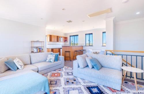 Wannanup House | 7 Steps to Beach Seaside Serenity 4BR with 2 Car Bays