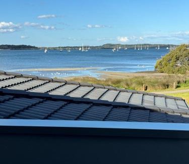 Taren Point House | 8-Person Waterfront Beach House Stunning Views