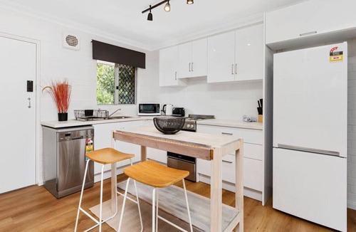 Scarborough Apartment | 800m to the beach | Stylish | Perfect location