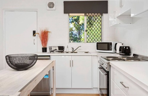 Scarborough Apartment | 800m to the beach | Stylish | Perfect location