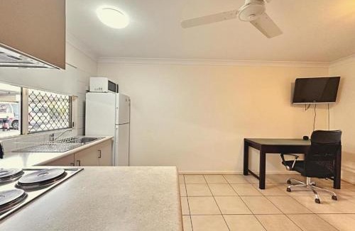Moranbah Apartment | 9 37 St Francis Dr Neat 1BR AC Parking