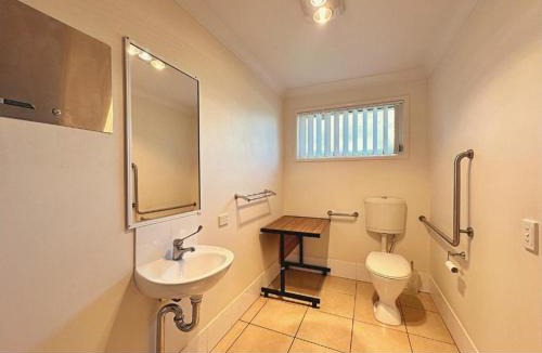 Moranbah Apartment | 9 37 St Francis Dr Neat 1BR AC Parking