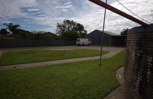 Dalrymple House | A 1970's fishing shack in the heart of Stansbury.