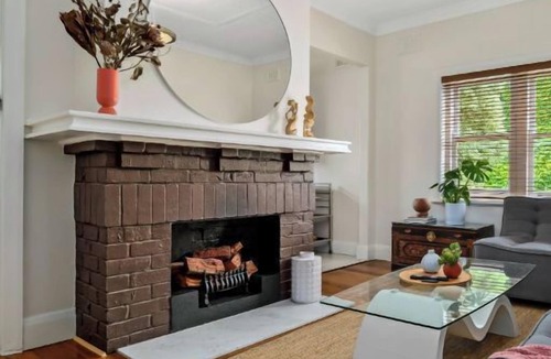 Albert Park Apartment | A+ Albert Park Art Deco Gem. Sleeps 5. Bevan4.