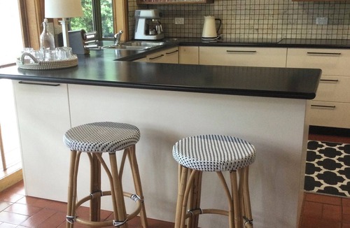 Healesville House | A comfortable 2 storey house with undercover outdoor eating area,fire pit & wifi