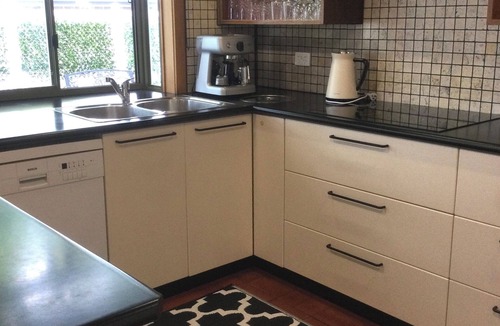 Healesville House | A comfortable 2 storey house with undercover outdoor eating area,fire pit & wifi