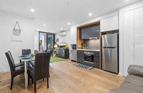 Hughesdale Apartment | A-Min Walk to Oakleigh Station 2BR with Parking
