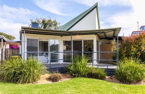 Aireys Inlet House | A RIVER BED COTTAGE - Relax and unwind in this spacious cottage by the river