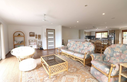 Berrambool House | A Touch of Bali - 3 Bedroom Pet friendly home. 5+ nights