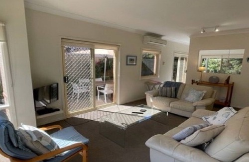 Hawks Nest House | A Travellers Delight On Kikarra. WiFi