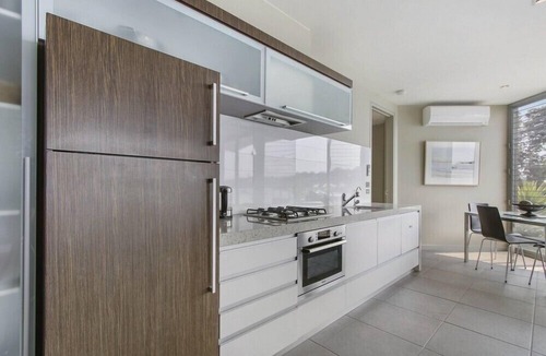 Metung Apartment | A Window on the Bay | Scenic Metung Retreat