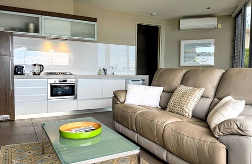 Metung Apartment | A Window on the Bay | Scenic Metung Retreat