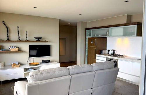 Metung Apartment | A Window on the Bay | Scenic Metung Retreat