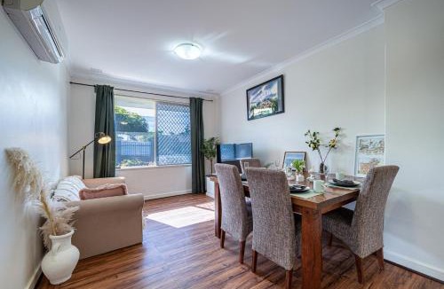 Belmont House | A1 Airport Haven - Quick Access, Comfy & Free Parking