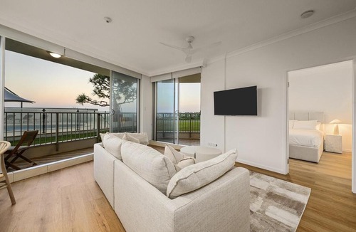 Main Beach Apartment | Absolute Beachfront Apartment with Direct Pool